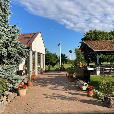 Csokas Birtok Panzio, Boraszat Es Palinkafozde Gyongyos Exterior photo