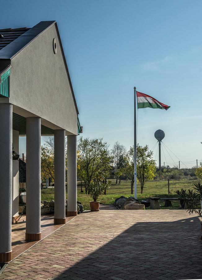 Csokas Birtok Panzio, Boraszat Es Palinkafozde Gyongyos Exterior photo